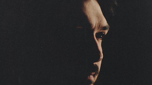 Heartfelt Reflections Through Atmospheric Vocals, Immersive Production And Emotional Musical Storytelling: İldeniz Emre – Rayların Arasında
